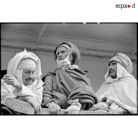 Portrait de groupe de pélerins accoudés au bastingage du "Gouverneur général Gueydon".