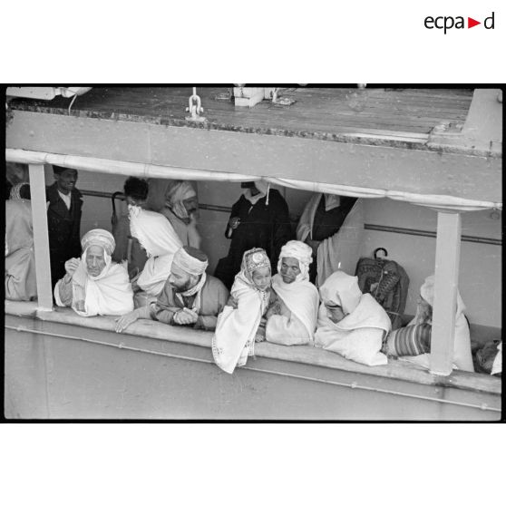 Portrait de groupe de pélerins accoudés au bastingage du "Gouverneur général Gueydon".