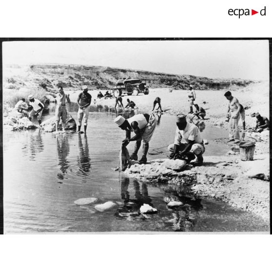 Des tirailleurs sénégalais lavent le linge à un point d'eau.