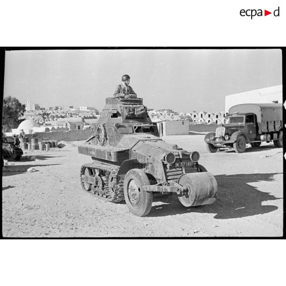Une AMC Panhard-Schneider P16 modèle 1929 est photographiée en plan général de trois quarts avant.