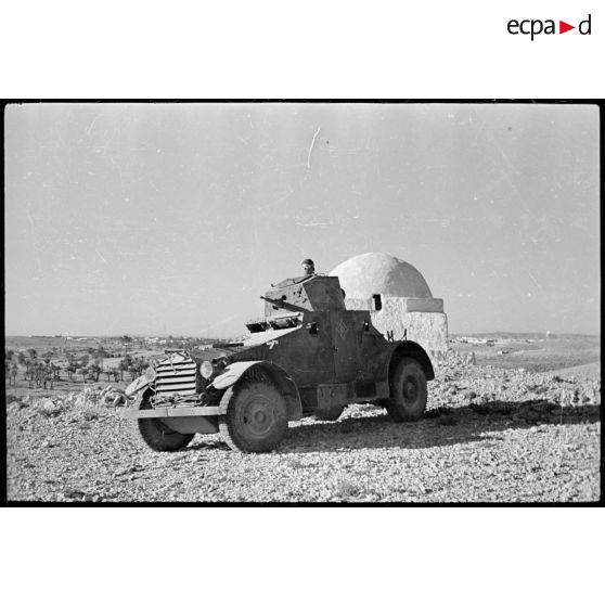 Une AMD Laffly 80 est photographiée en plan général de trois quarts avant.