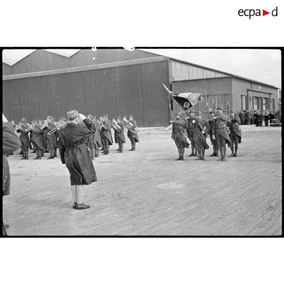 Le général d'armée Noguès salue le drapeau à son arrivée sur l'aéroport.