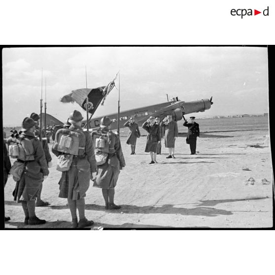 Le général d'armée Noguès salue le drapeau à son arrivée sur l'aéroport.