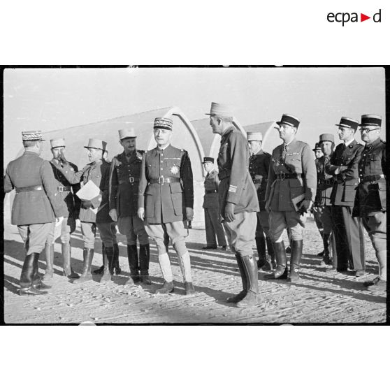 Photographie de groupe du général d'armée Noguès entouré de divers officiers.