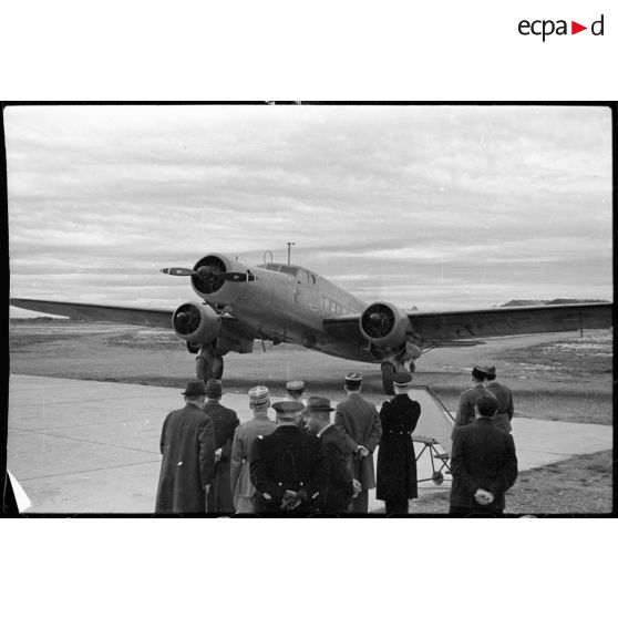 Sur l'aéroport, les officiels attendent que le général d'armée Noguès descende du Dewoitine D.338.
