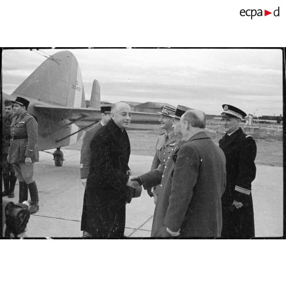Sur l'aéroport, photographie de groupe d'officiels civils et militaires.