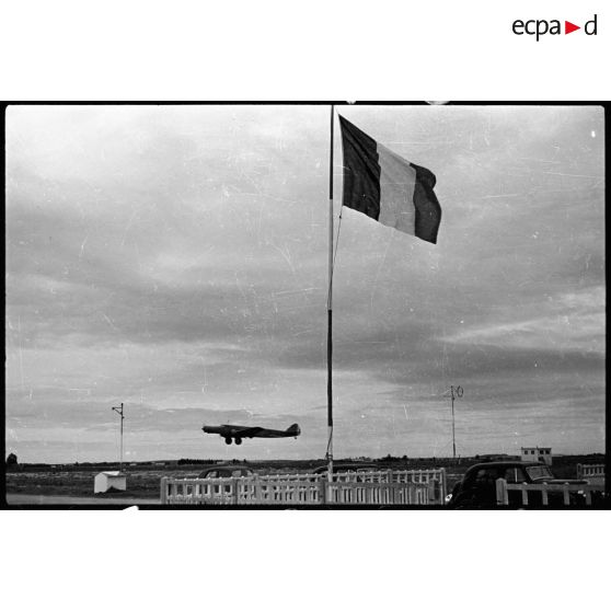 Plan général d'un Dewoitine D.338 qui atterrit.