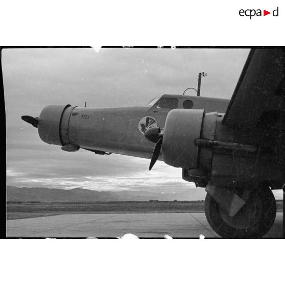 Plan moyen de l'avant d'un Dewoitine D.338. L'avion est photographié de profil.