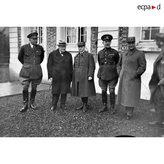 Photographie de groupe des généraux britanniques Ironside et Gort, des généraux français Gamelin et Georges ainsi que de Winston Churchill.