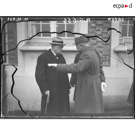 Winston Churchill discute avec le général Georges.