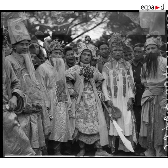 Photographie de groupe d'une troupe d'acteurs de théâtre indochinois.