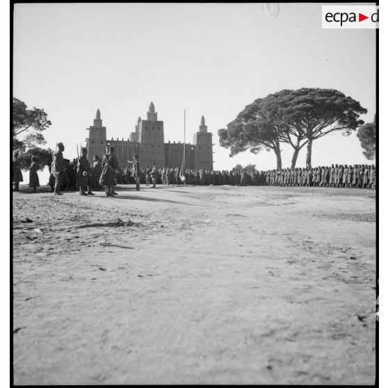 Mise en place des troupes sénégalaises avant une prise d'armes devant la mission du camp desdites troupes.