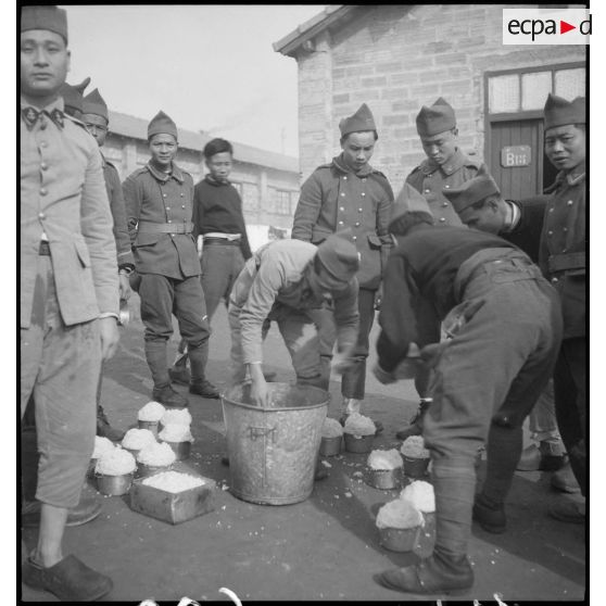 Distribution de riz aux tirailleurs indochinois.