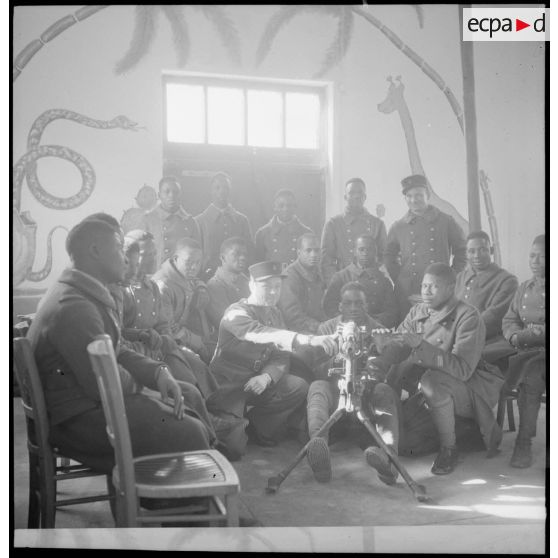 Un sergent-chef fait de l'instruction armement sur mitrailleuse pour des sous-officiers, tirailleurs sénégalais.