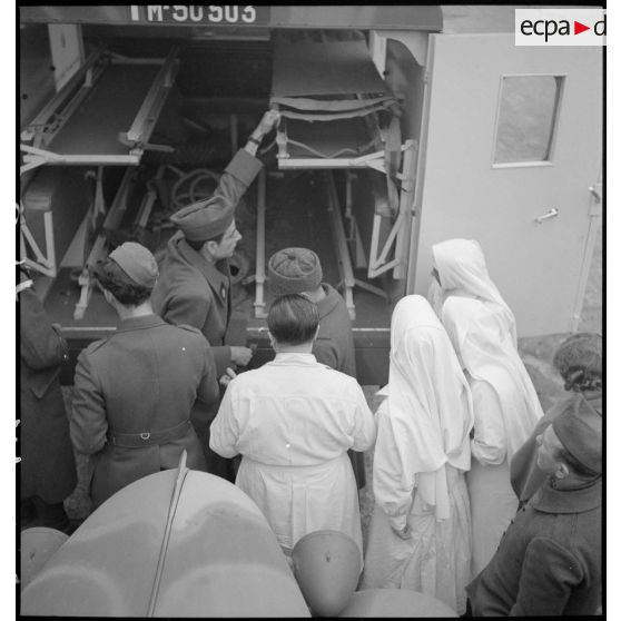 Exercice d'évacuation d'un blessé à bord d'une ambulance Chevrolet de la Section sanitaire de volontaires américains n°1 (SSVA).