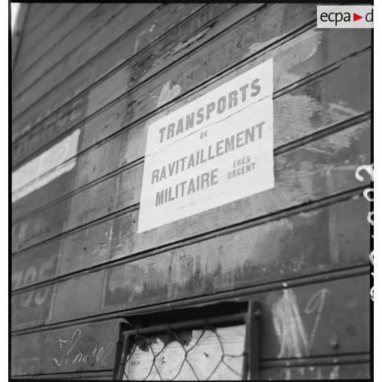 Plan rapproché d'un placard définissant le type de transport fixé à un wagon.