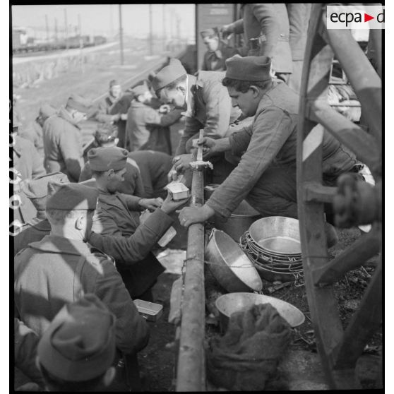 Des soldats perçoivent leur ration pour le repas.