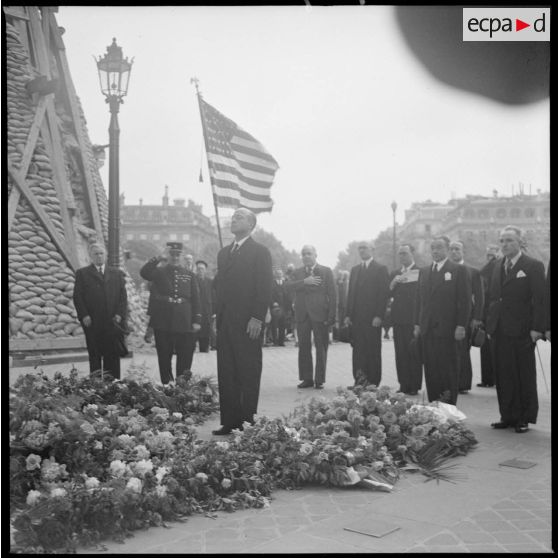 Monsieur William Bullit s'incline sur la tombe du soldat inconnu le jour du Memorial Day. En arrière plan Monsieur Paul Reynaud est visible, avec une pochette blanche à sa veste de costume.