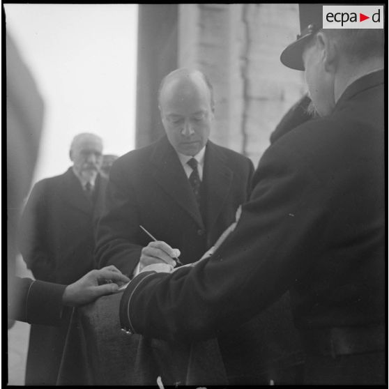 Monsieur William Bullit signe le livre d'or de l'arc de triomphe le jour du Memorial Day.