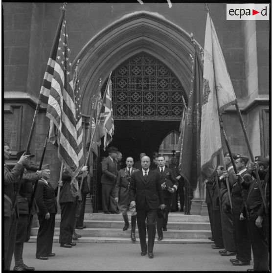 Monsieur William Bullit sort de l'église américaine le jour du Memorial Day.