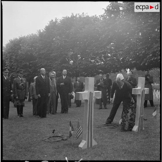 Au cimetière américain de Suresnes, Monsieur William Bullit s'incline sur les tombes le jour du Memorial Day.