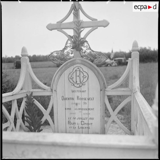 Plan rapproché de la tombe du lieutenant Quentin Roosevelt (fils de Théodore Roosevelt) abattu en combat aérien le 14 juillet 1918 au-dessus du village de Coulanges-en-Radensis (?).