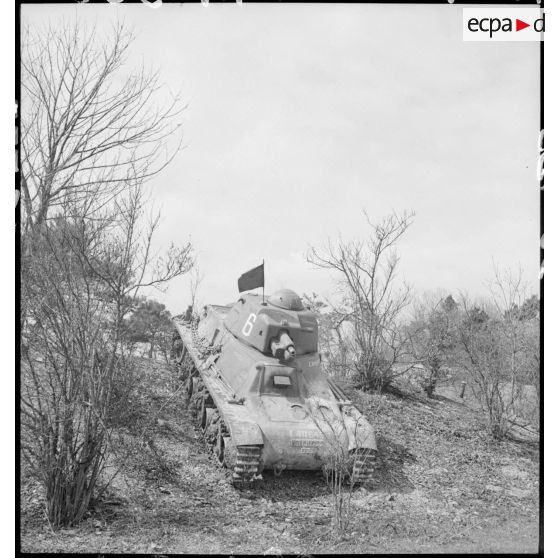 Un char léger Hotchkiss M39 de la 3e DLM se dirige vers l'objectif en descendant une pente.