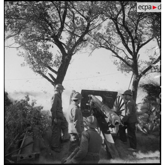 Des servants se tiennent près du canon de 75 mm modèle 1897.