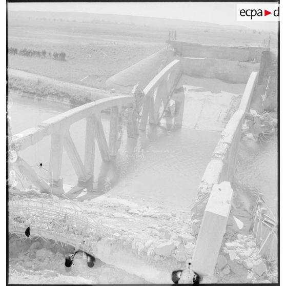 Plan général d'un pont détruit sur le canal  des Ardennes au sud de Laon.