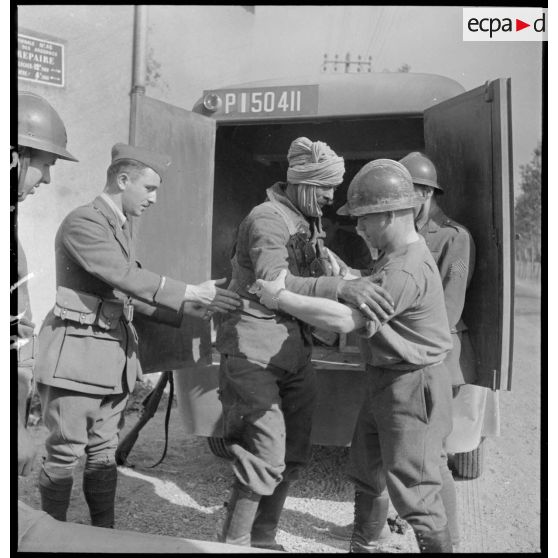 Evacuation d'un blessé du 2e RSA.