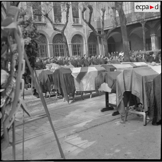 Plan général des cercueils exposés lors des obsèques des victimes d'un bombardement.