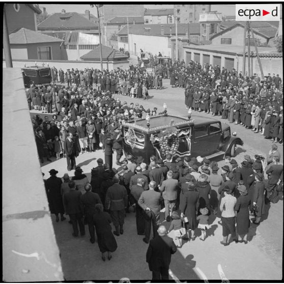 Plan général des obsèques des victimes d'un bombardement. La foule entoure les corbillards.