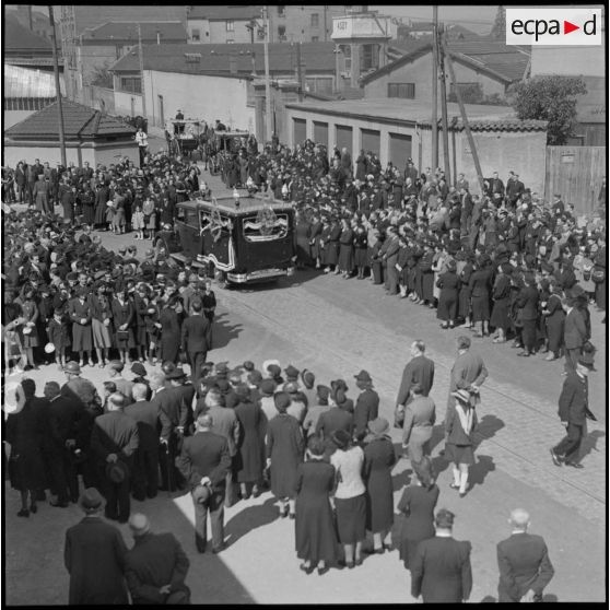 Plan général des obsèques des victimes d'un bombardement. La foule entoure les corbillards.
