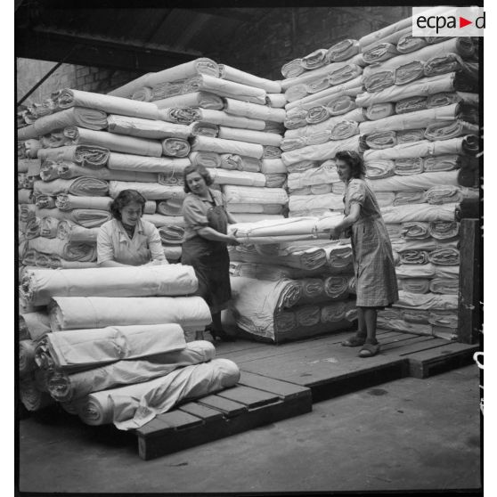 Des ouvrières s'affairent dans le magasin des coupons de drap.