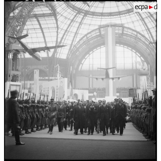 Les personnalités officielles arrivent à l'exposition la France d'outremer.