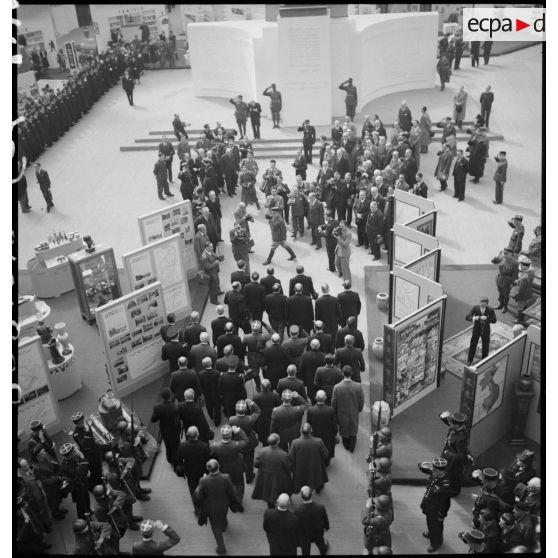 Les personnalités officielles arrivent à l'exposition la France d'outremer.