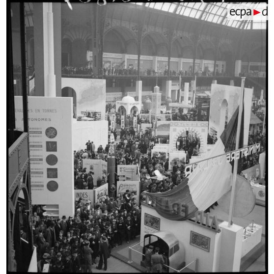Les personnalités officielles arrivent à l'exposition la France d'outremer.