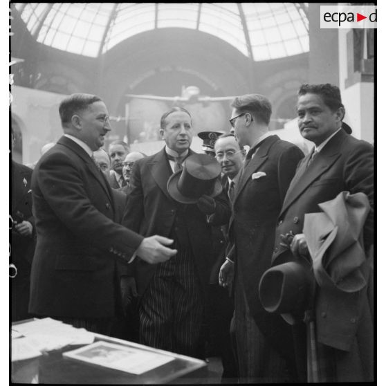 Monsieur Georges Mandel, ministre des colonies, est photographié avec d'autres personnalités civiles lors de l'inauguration de l'exposition la France d'outremer.