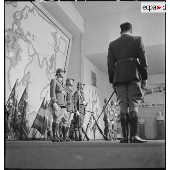 Divers plans de l'exposition la France d'outremer au moment de son inauguration : le stand de l'armée.