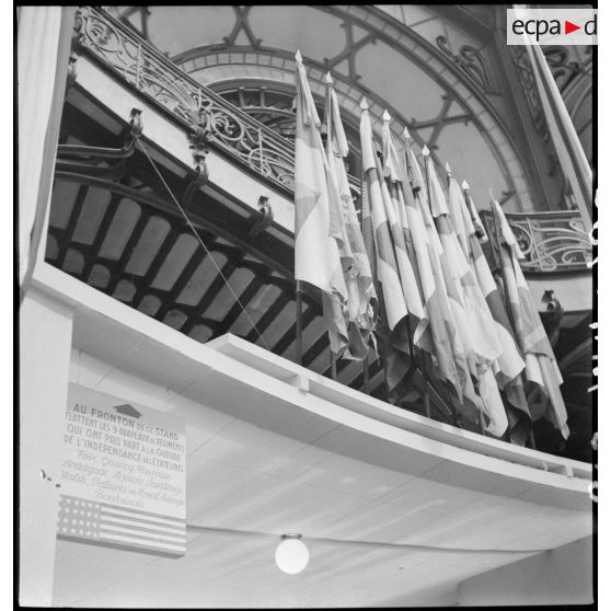 Divers plans de l'exposition la France d'outremer au moment de son inauguration : les drapeaux des régiments ayant pris part à la guerre d'indépendance des Etats-Unis.