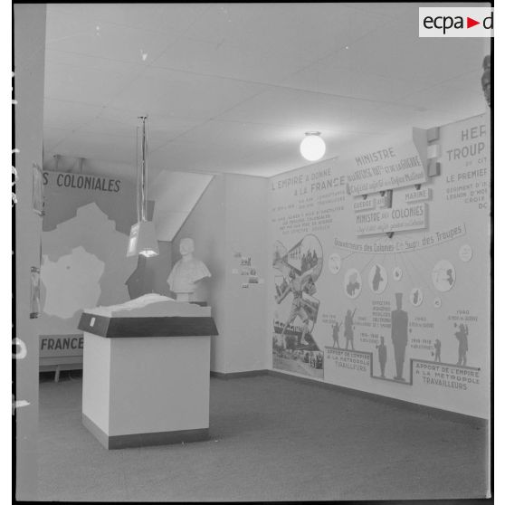 Divers plans de l'exposition la France d'outremer au moment de son inauguration : le stand des colonies.