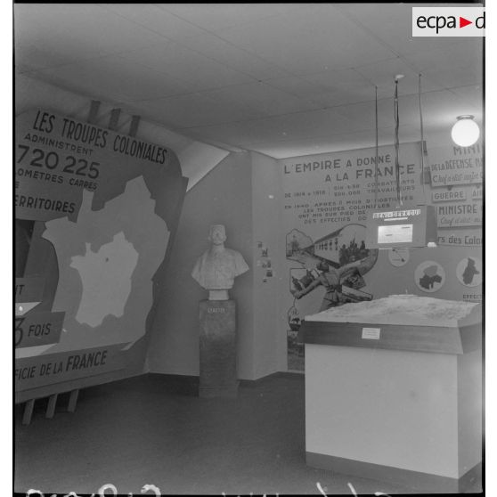 Divers plans de l'exposition la France d'outremer au moment de son inauguration : le stand de l'armée coloniale.