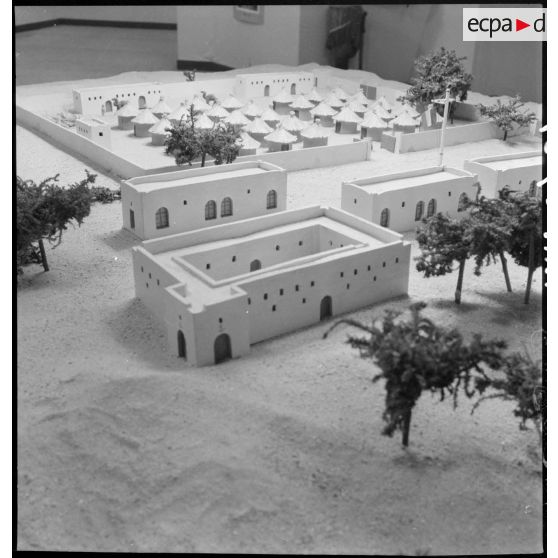 Divers plans de l'exposition la France d'outremer au moment de son inauguration :maquette d'un village indigène.