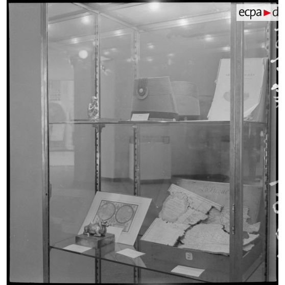 Divers plans de l'exposition la France d'outremer au moment de son inauguration : le képi du maréchal Bugeaud.