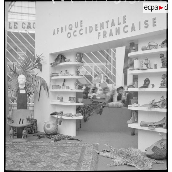 Divers plans de l'exposition la France d'outremer au moment de son inauguration ; le stand de l'AOF.