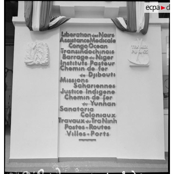 Divers plans de l'exposition la France d'outremer au moment de son inauguration : le panneau sur l'effort français dans les colonies.