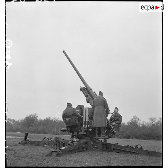 Plan général de servants qui pointent un canon de 75 mm CA modèle 1932.