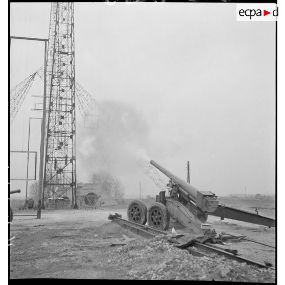 Plan général d'un tir de canon d'artillerie : un canon de 155 mm GPF (grande puissance Filloux).