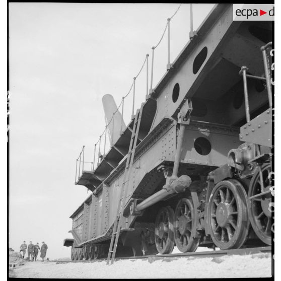 L'affût-truck à berceau de l'obusier de 400 mm de l'ALVF (artillerie lourde sur voie ferrée), baptisé maréchal-des-logis Lebeau, est photographié en plan moyen et en contre-plongée.