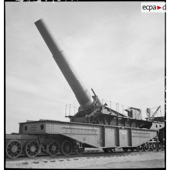 Plan général de l'obusier de 400 mm de l'ALVF (artillerie lourde sur voie ferrée), baptisé maréchal-des-logis Lebeau, photographié de profil.